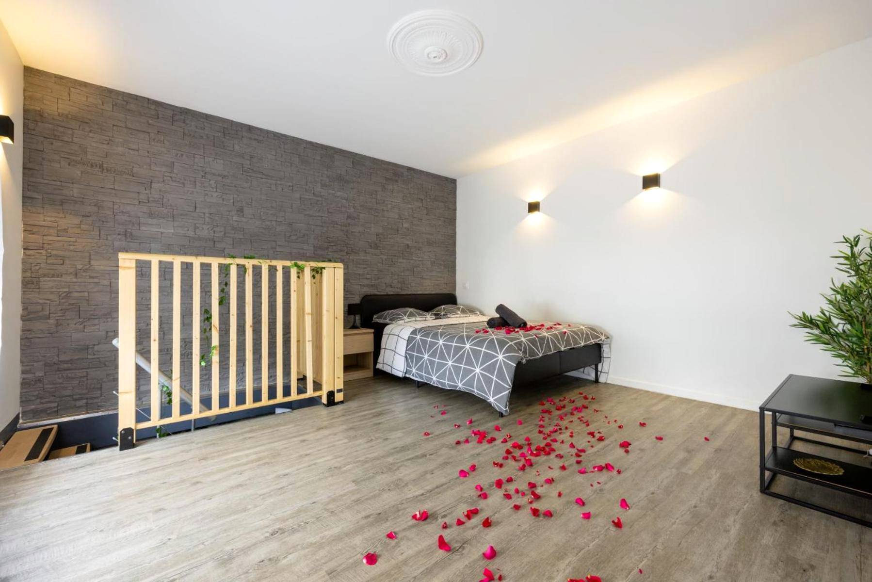 Chambre avec pétales de rose au sol - Cosy Room Jacuzzi Romantique