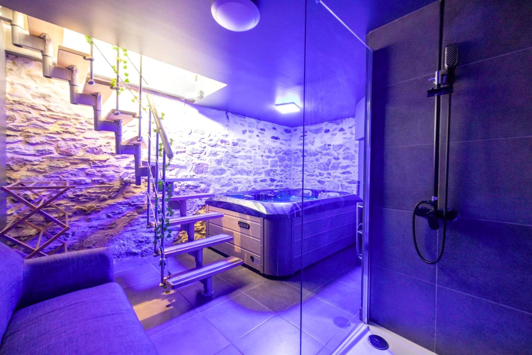 Espace bien - être avec jacuzzi et mur en pierre - Cosy Room Jacuzzi Romantique