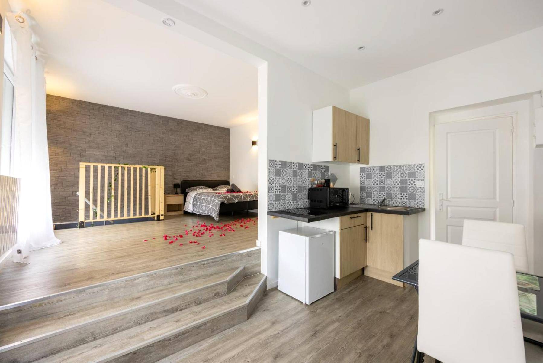 Cuisine équipée ouverte sur la chambre - Cosy Room Jacuzzi Romantique