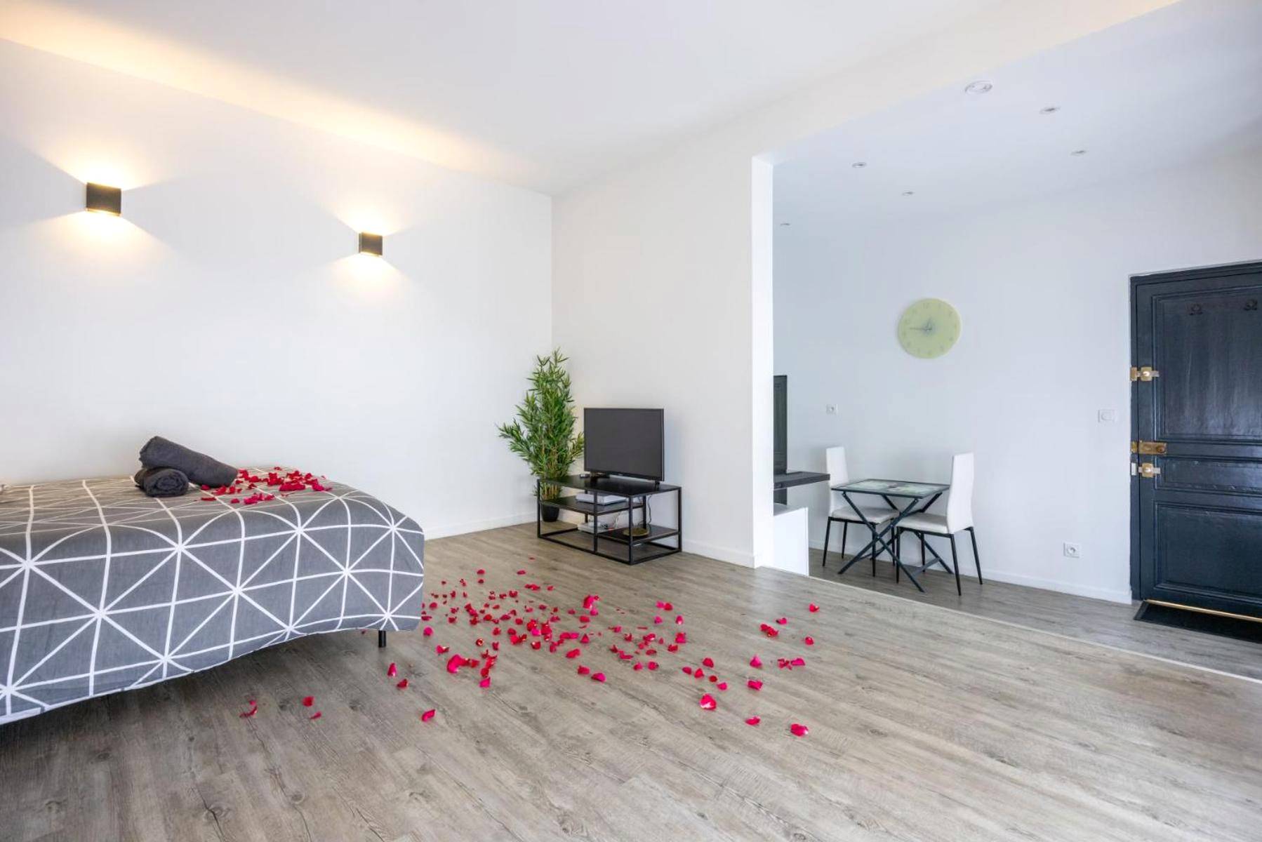 Espace de vie avec lit et coin repas - Cosy Room Jacuzzi Romantique