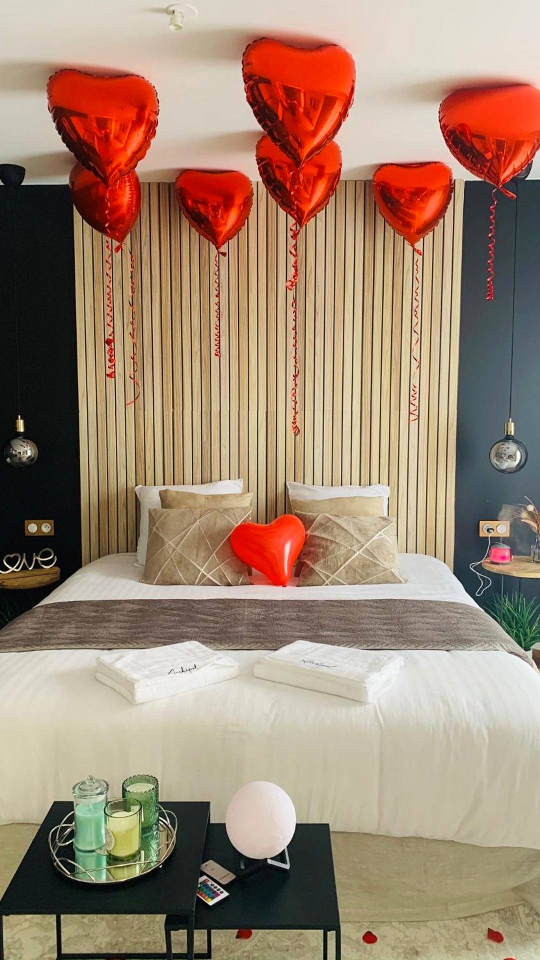 Lit double avec ballons rouges en forme de cœur - Love Room Grigny - sur - Rhône - Cosy Spa Grigny