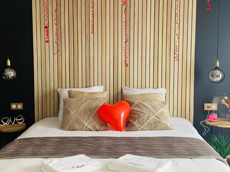 Lit double avec ballons rouges en forme de cœur - Love Room Grigny - sur - Rhône - Cosy Spa Grigny
