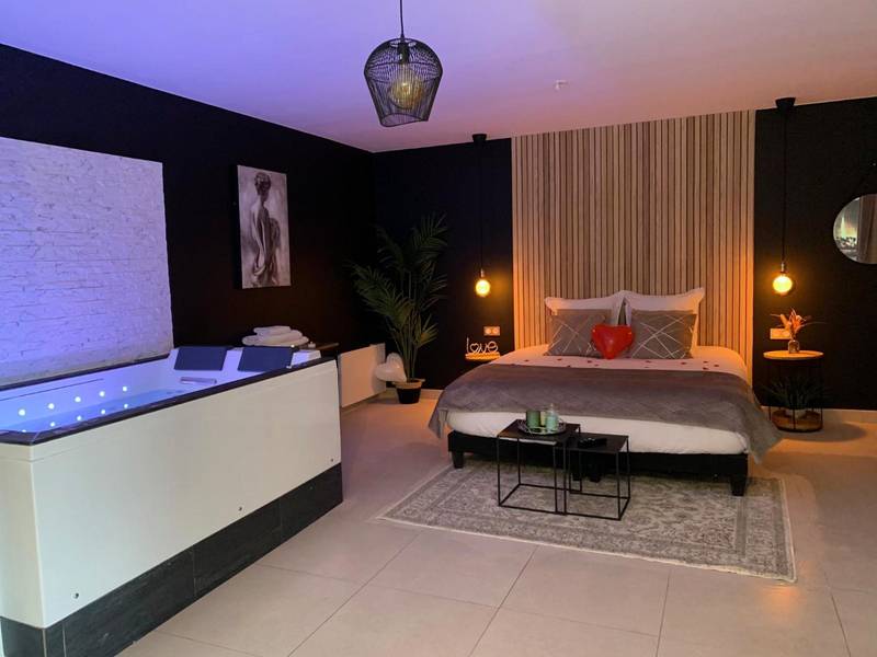 Suite avec jacuzzi privatif et lit king size - Cosy Spa Grigny