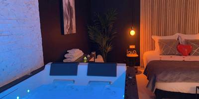 Jacuzzi privatif avec éclairage LED bleu - Cosy Spa Grigny