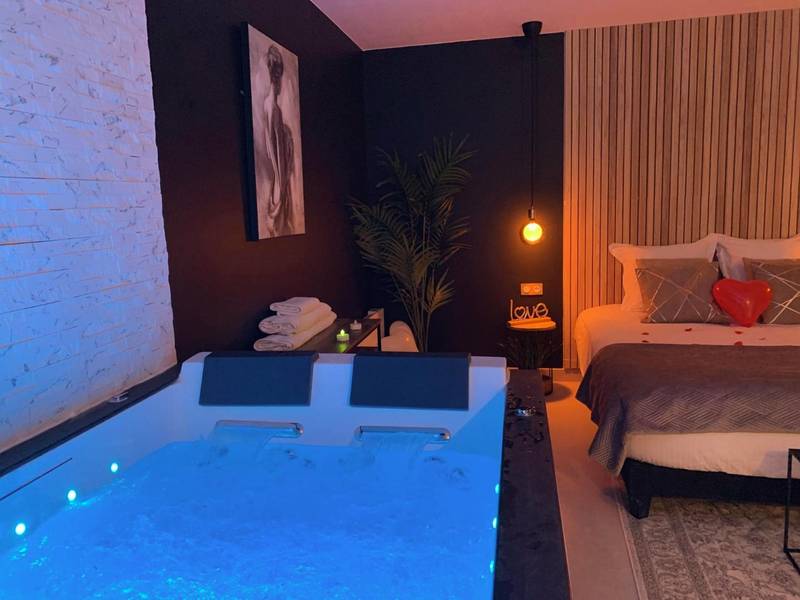Jacuzzi privatif avec éclairage LED bleu - Cosy Spa Grigny
