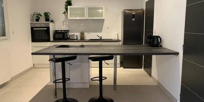 Cuisine équipée avec îlot central et tabourets - Cosy Spa Grigny