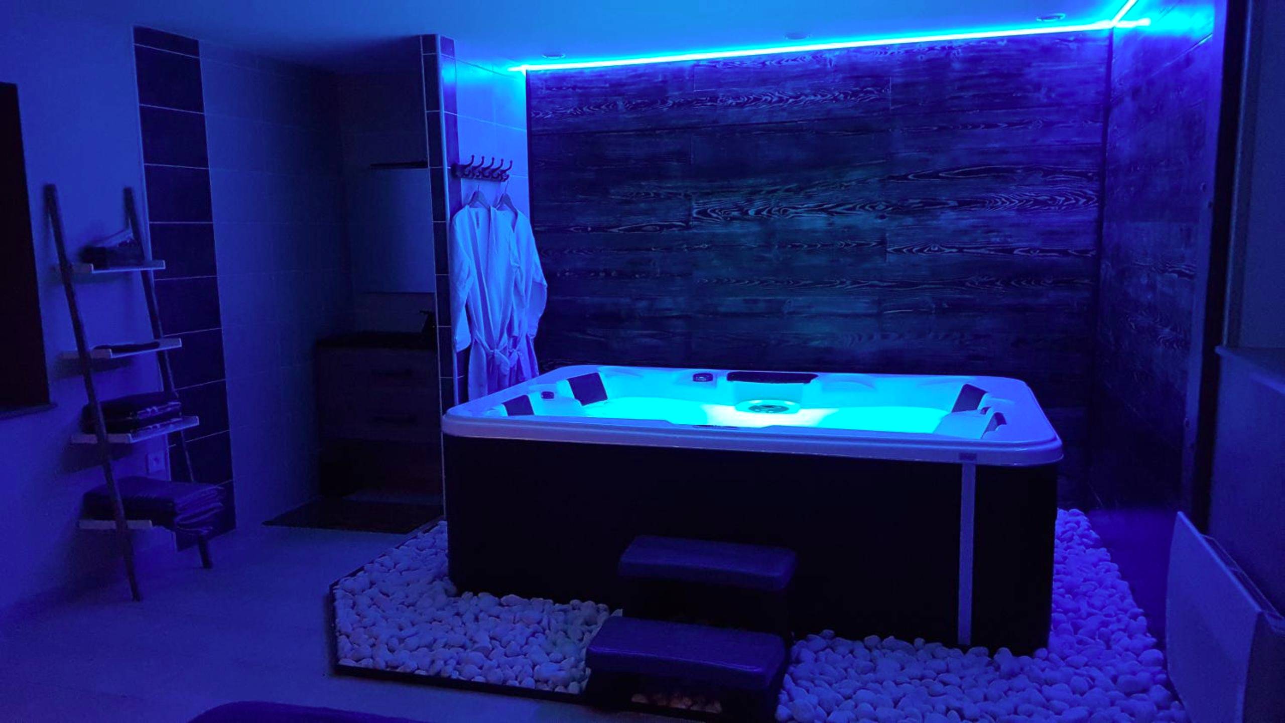 Jacuzzi privatif avec éclairage LED bleu - Love Room Cemboing - Cosy Love & Spa Love room avec spa, hammam et sauna privatif