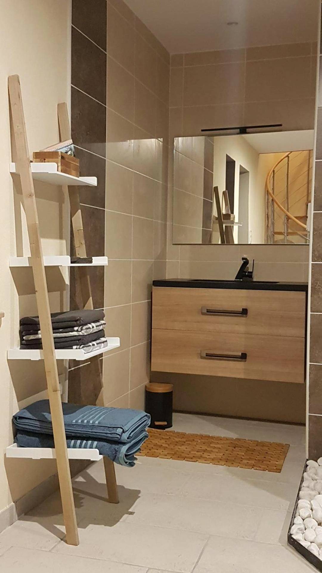 Meuble vasque bois et étagère échelle - Cosy Love & Spa Love room avec spa, hammam et sauna privatif