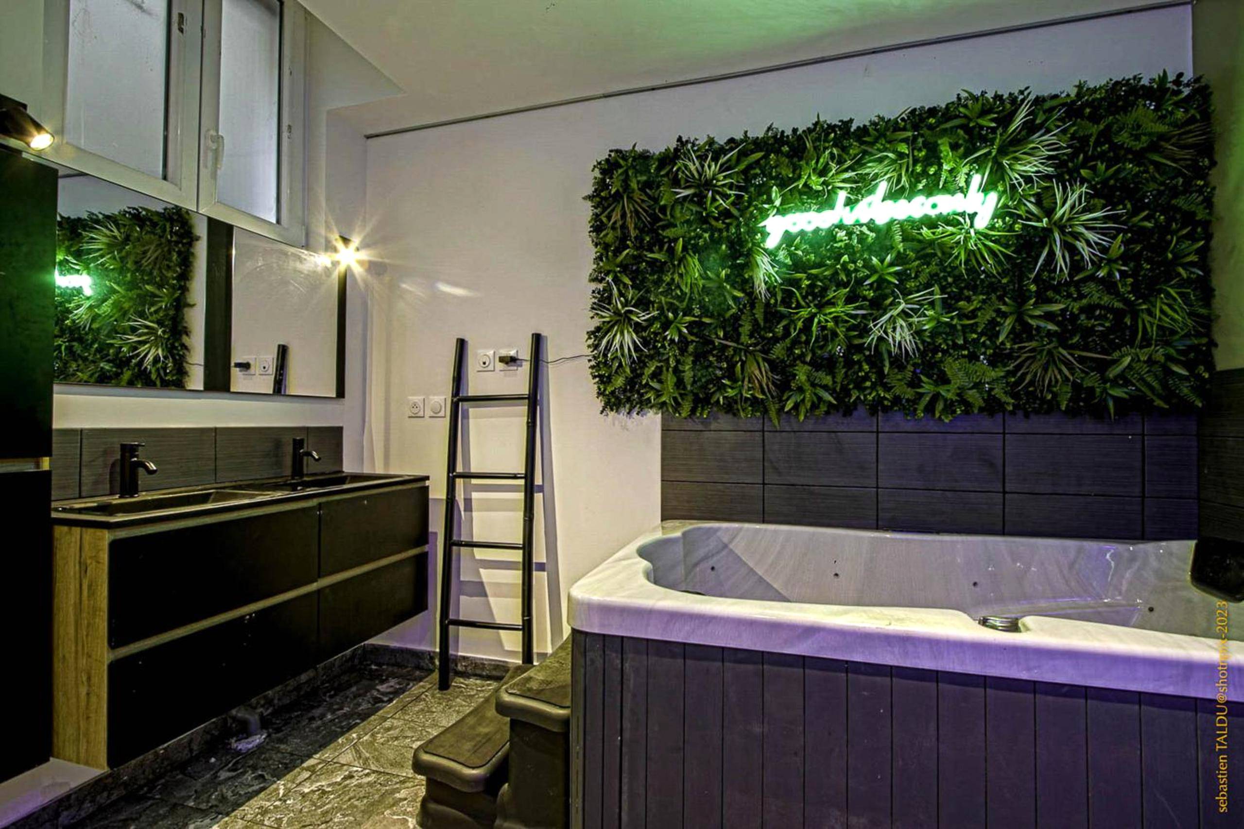 Jacuzzi privatif sous mur végétal néon - Love Room Rouen - CosyRouen Bali Jacuzzi & Hamman