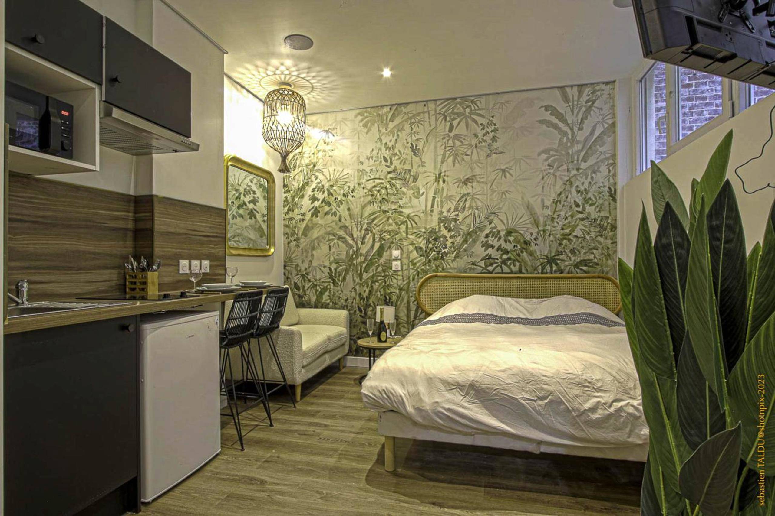 Chambre avec lit double et papier peint jungle - CosyRouen Bali Jacuzzi & Hamman
