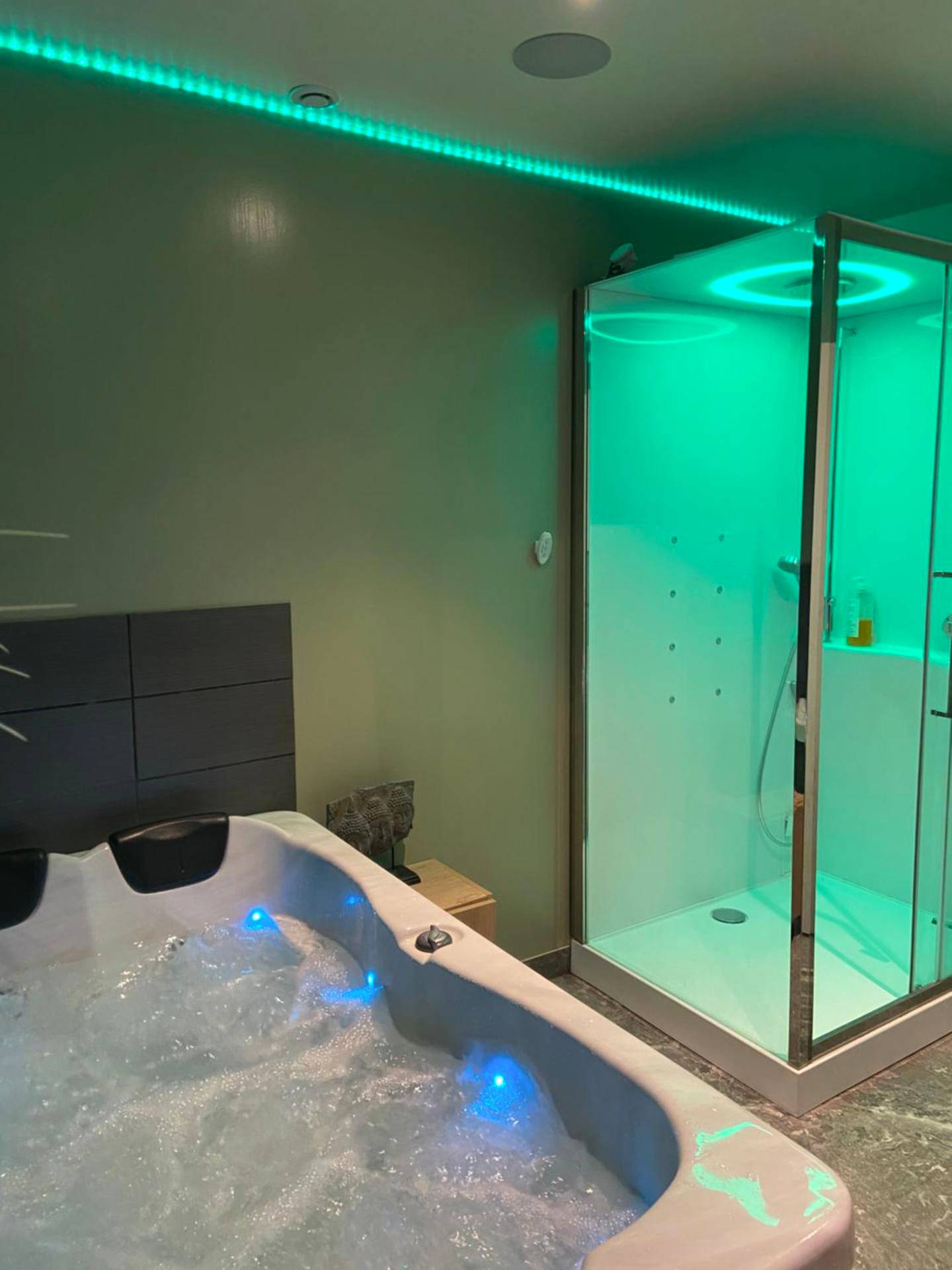 Baignoire balnéo et douche à éclairage LED - CosyRouen Bali Jacuzzi & Hamman