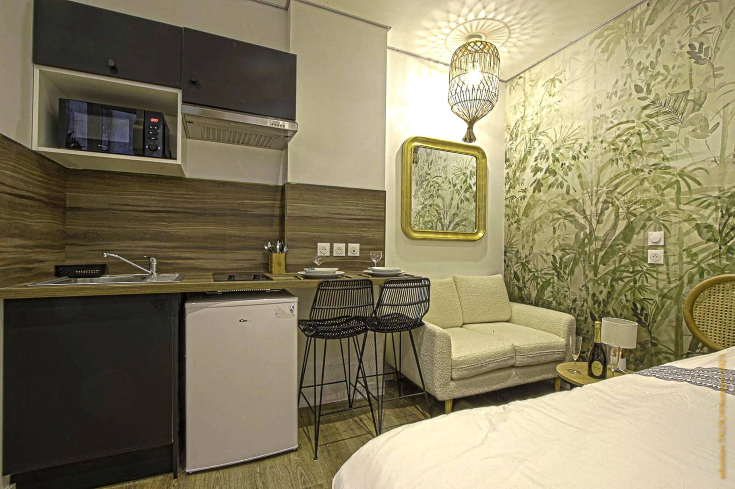 Kitchenette équipée avec coin repas et canapé - CosyRouen Bali Jacuzzi & Hamman