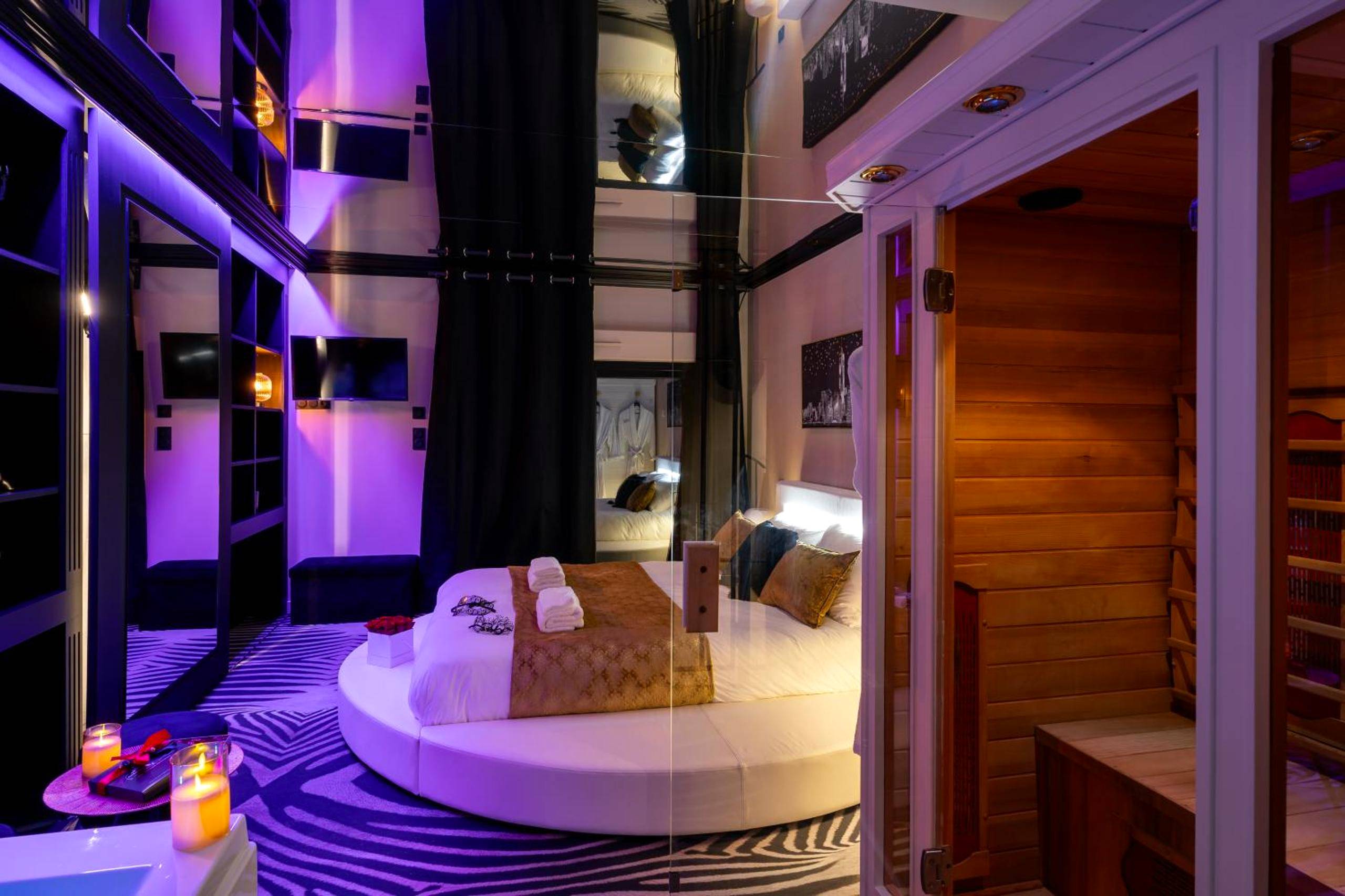 Lit rond et sauna privatif en bois - Love Room Vannes - LoveRoom Le Côté Secret