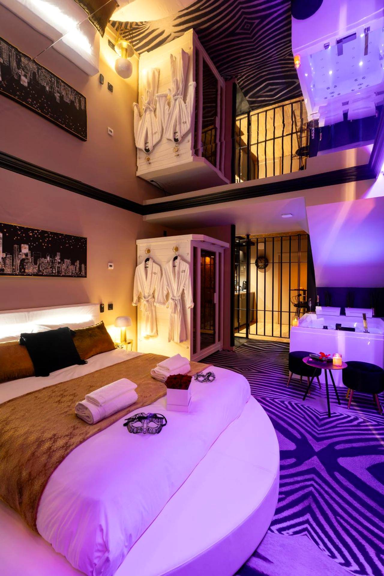 Chambre avec lit rond et baignoire balnéo - LoveRoom Le Côté Secret