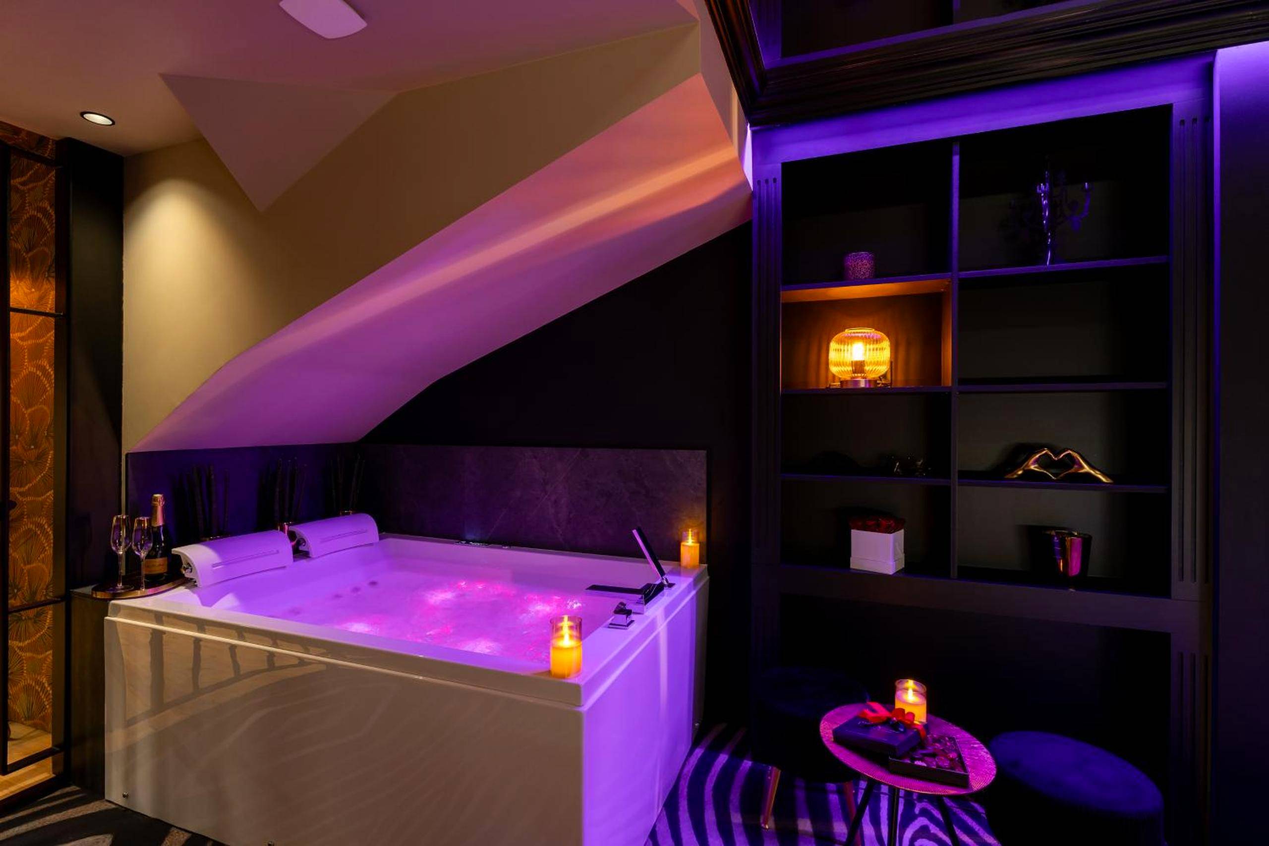 Baignoire balnéo avec éclairage rose et bougies - LoveRoom Le Côté Secret