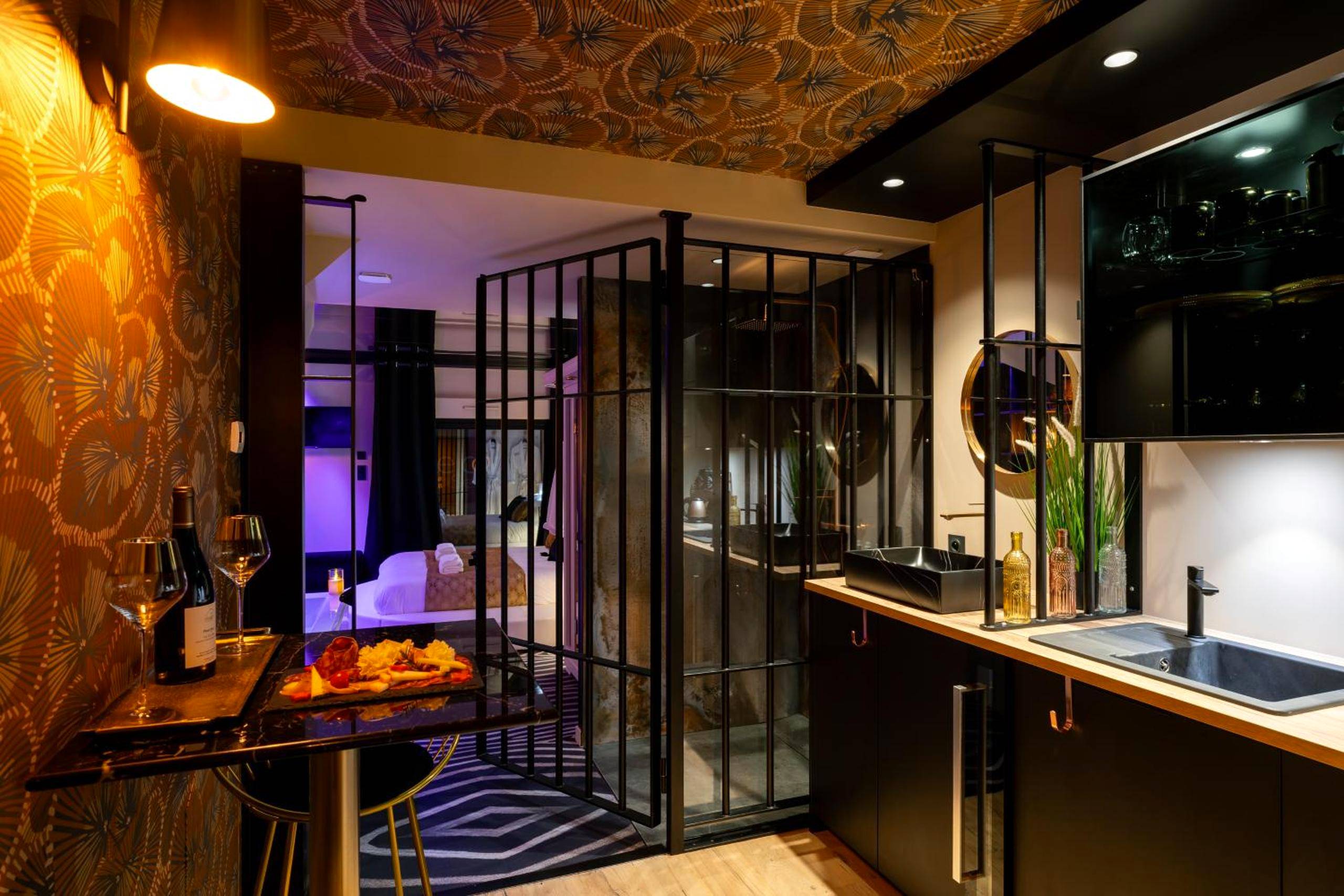 Espace cuisine et coin repas avec verrière - LoveRoom Le Côté Secret