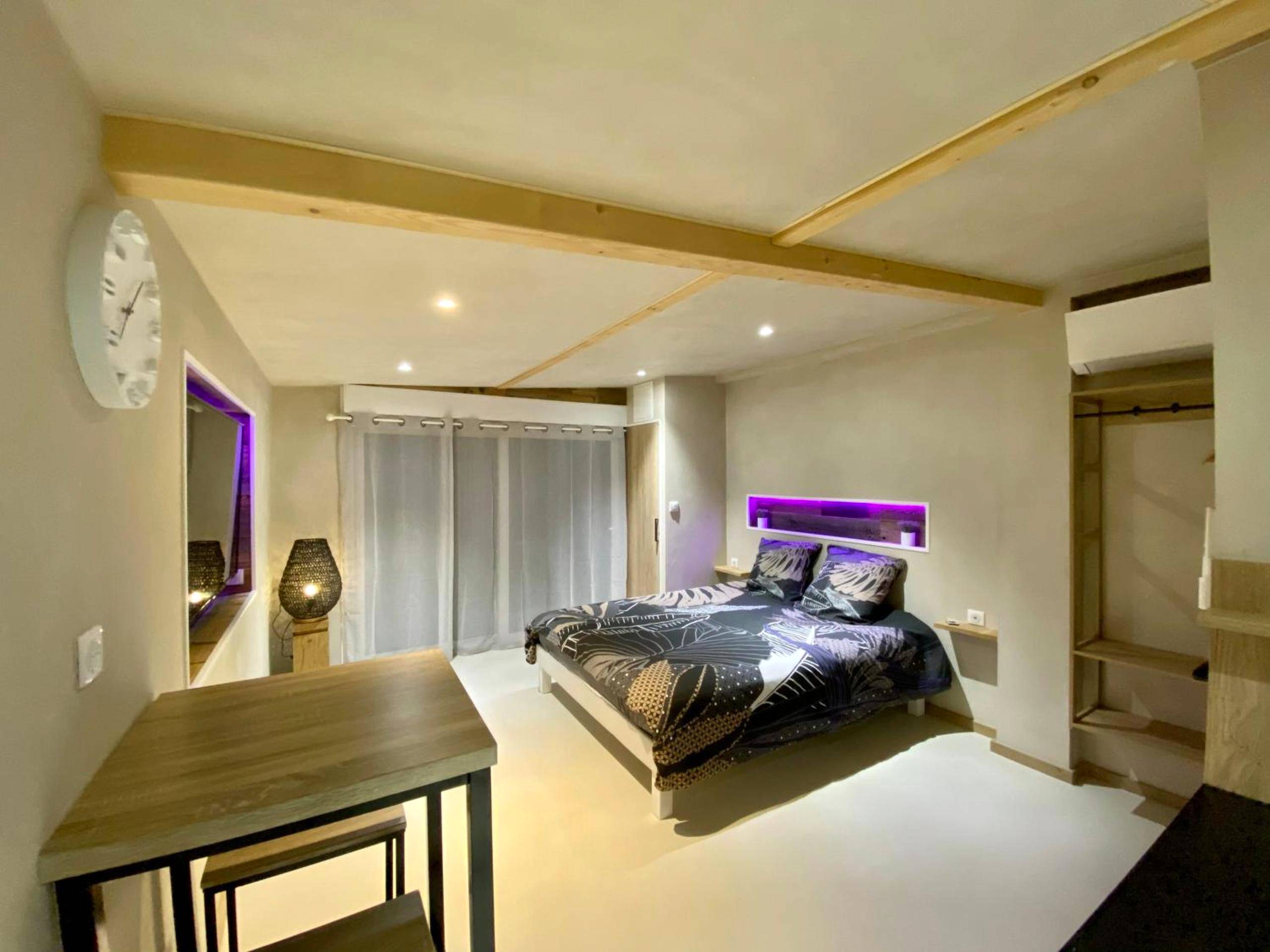 Chambre moderne avec lit double et coin repas - LE COTTAGE Zen LOVE