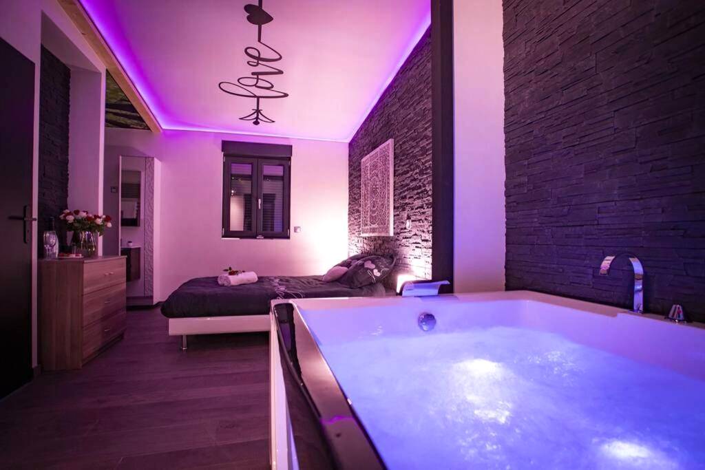 Baignoire balnéo lumineuse face au lit - LE COTTAGE Zen LOVE