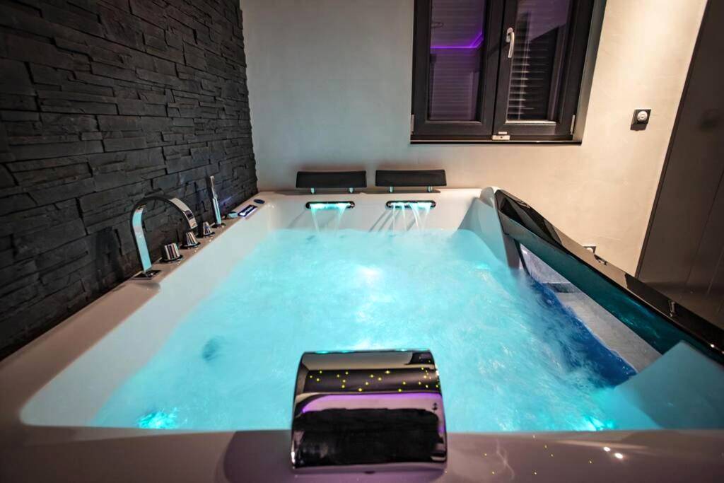 Jacuzzi privatif avec jets d'eau et chromothérapie - LE COTTAGE Zen LOVE