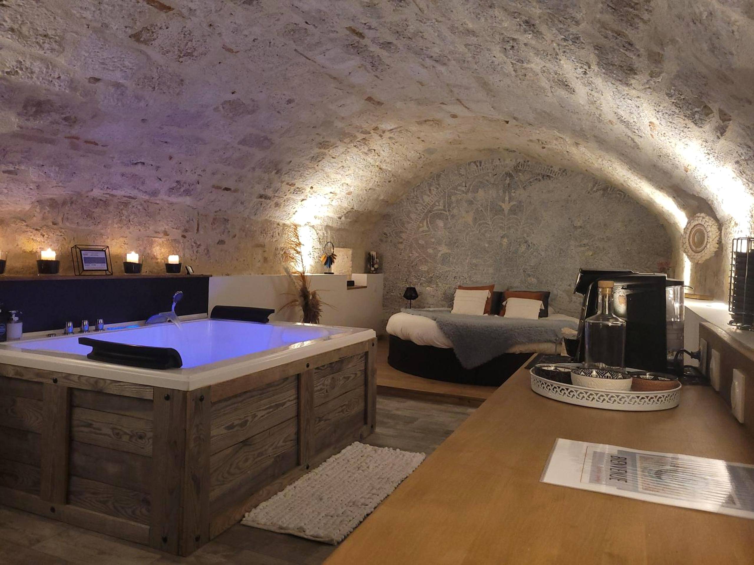Suite romantique avec jacuzzi et lit rond - Les Coups de Coeur du Quercy