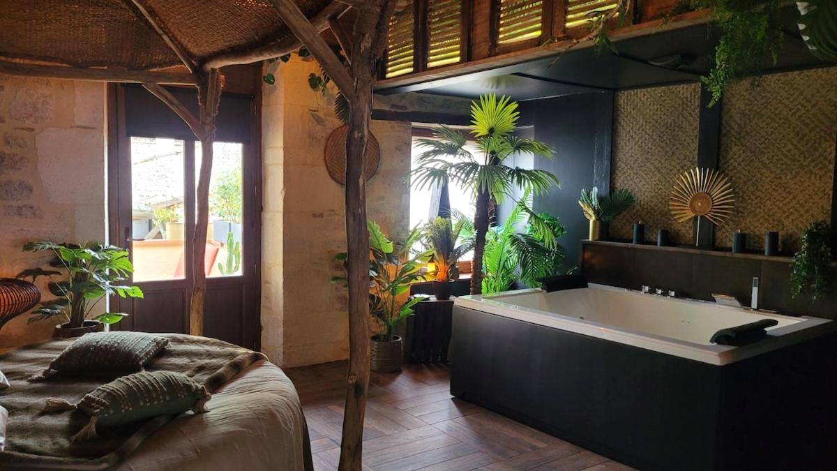 Espace bien - être avec jacuzzi et lit à baldaquin - Les Coups de Coeur du Quercy