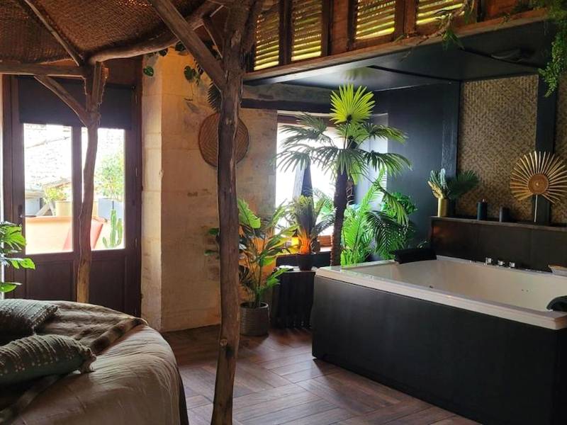 Espace bien - être avec jacuzzi et lit à baldaquin - Les Coups de Coeur du Quercy