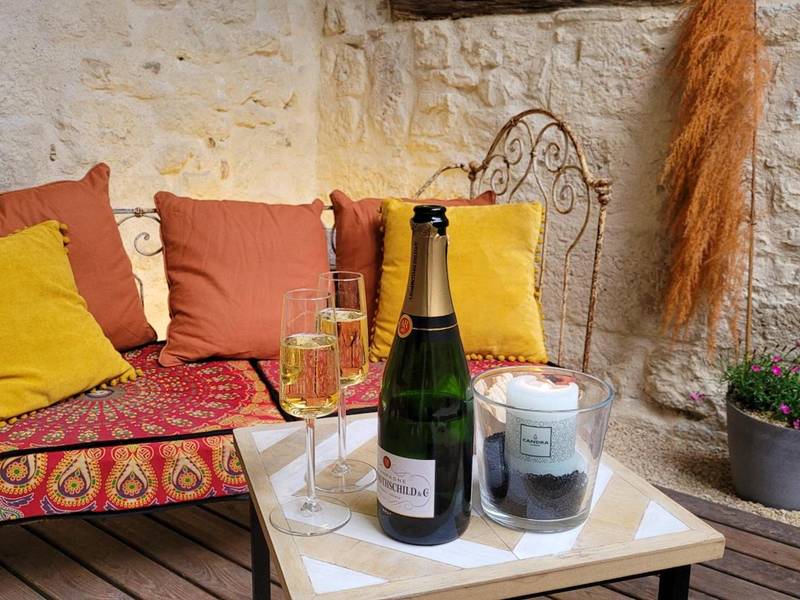 Bouteille de champagne et flûtes en terrasse - Les Coups de Coeur du Quercy