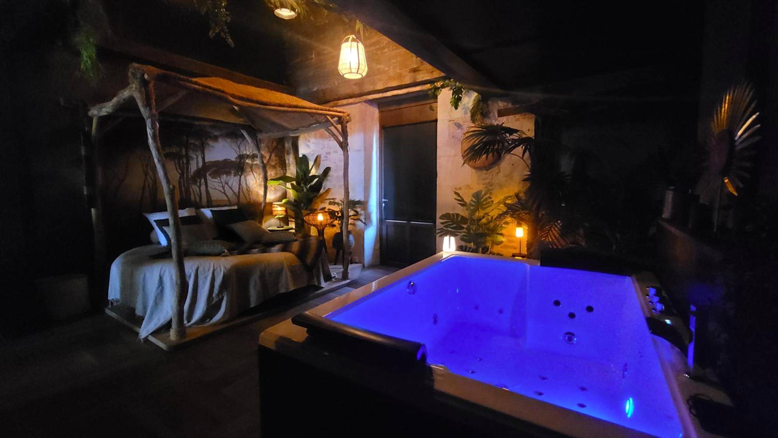 Jacuzzi lumineux et lit à baldaquin de nuit - Les Coups de Coeur du Quercy