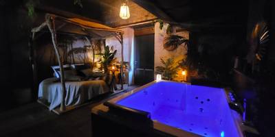 Jacuzzi lumineux et lit à baldaquin de nuit - Les Coups de Coeur du Quercy