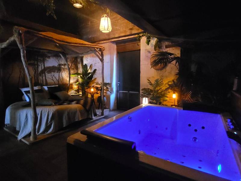 Jacuzzi lumineux et lit à baldaquin de nuit - Les Coups de Coeur du Quercy