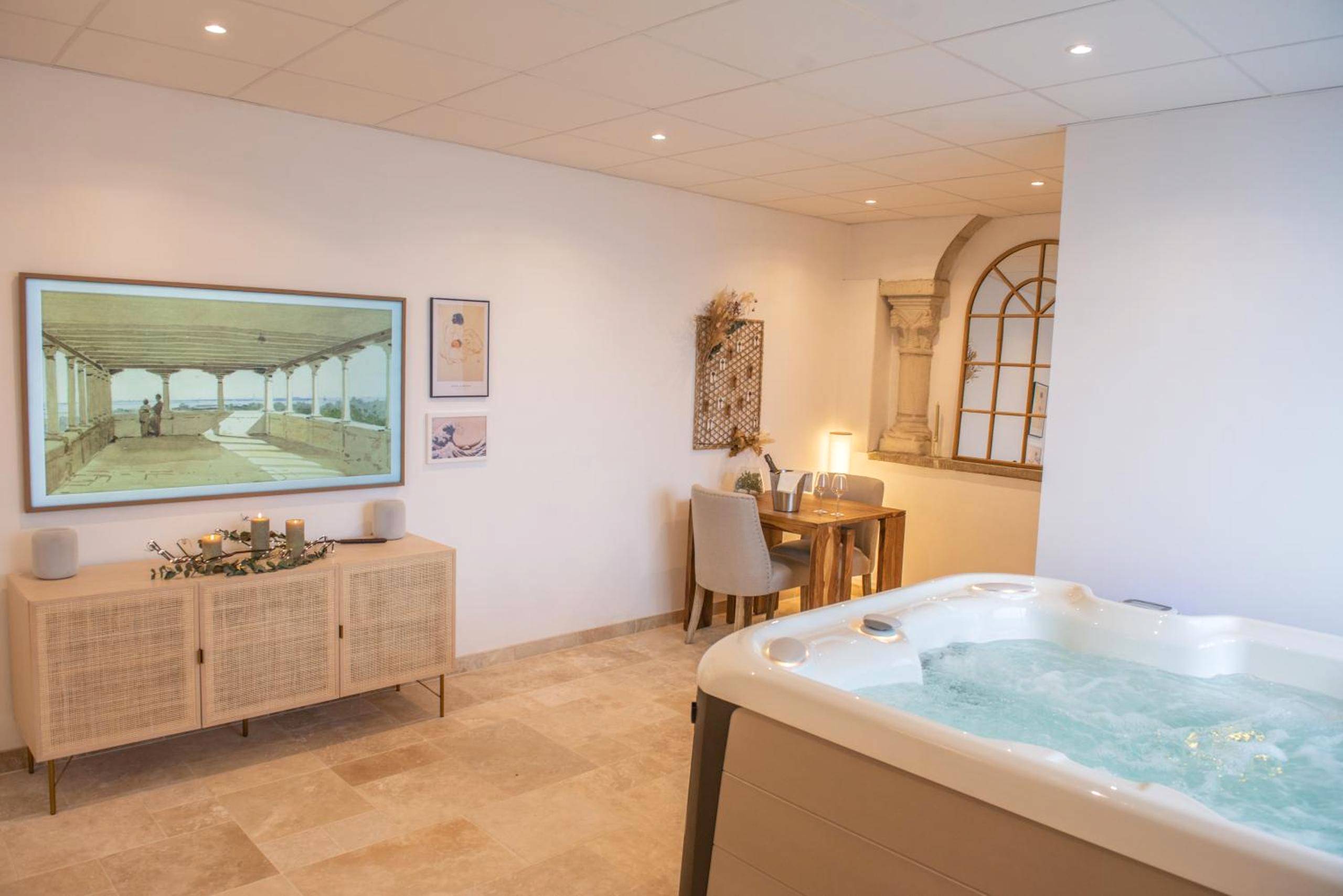 Jacuzzi privatif et coin repas romantique - Love Room Vezins - Couvent des Cordelières SPA en supplément