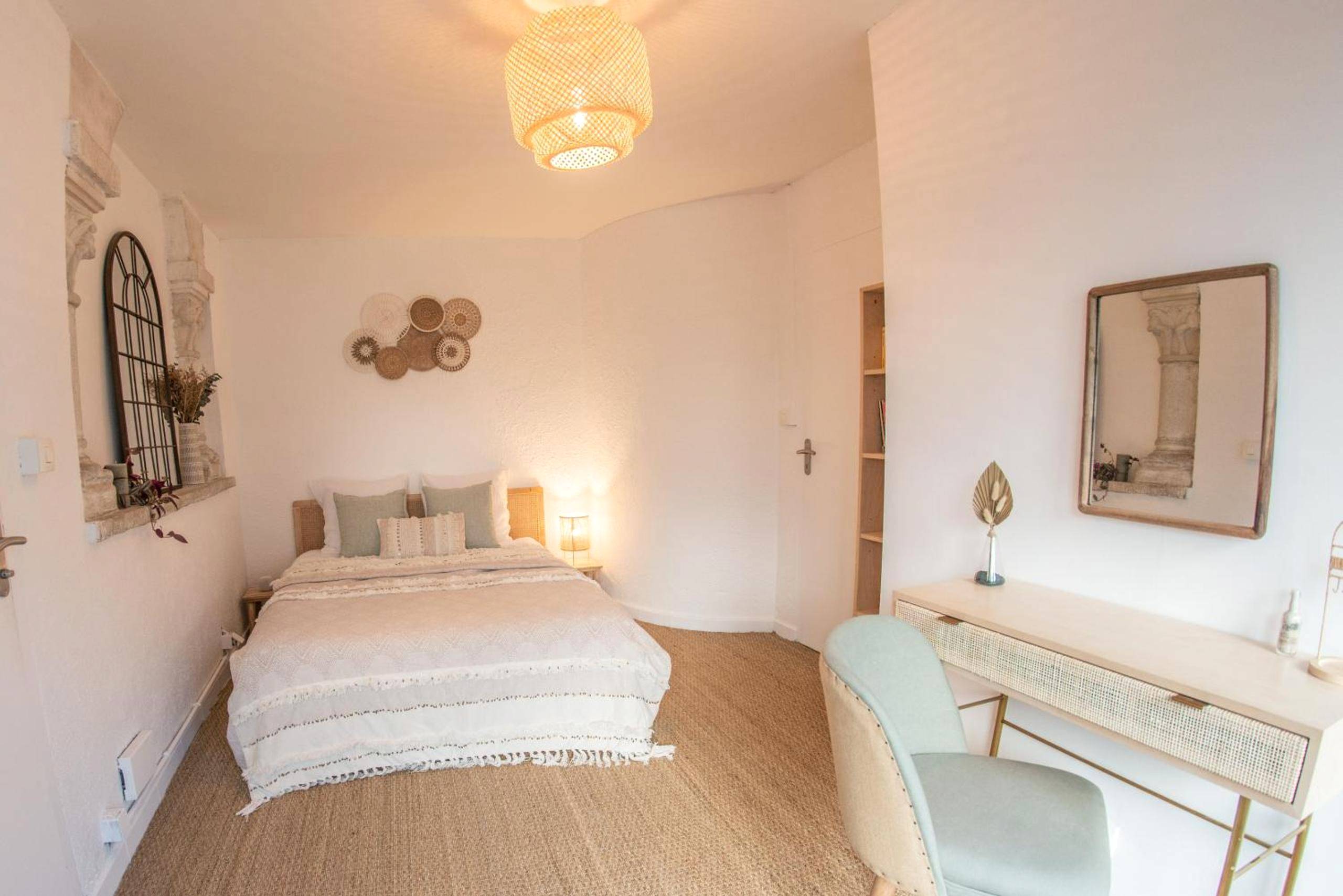 Chambre avec lit double et bureau en rotin - Couvent des Cordelières SPA en supplément