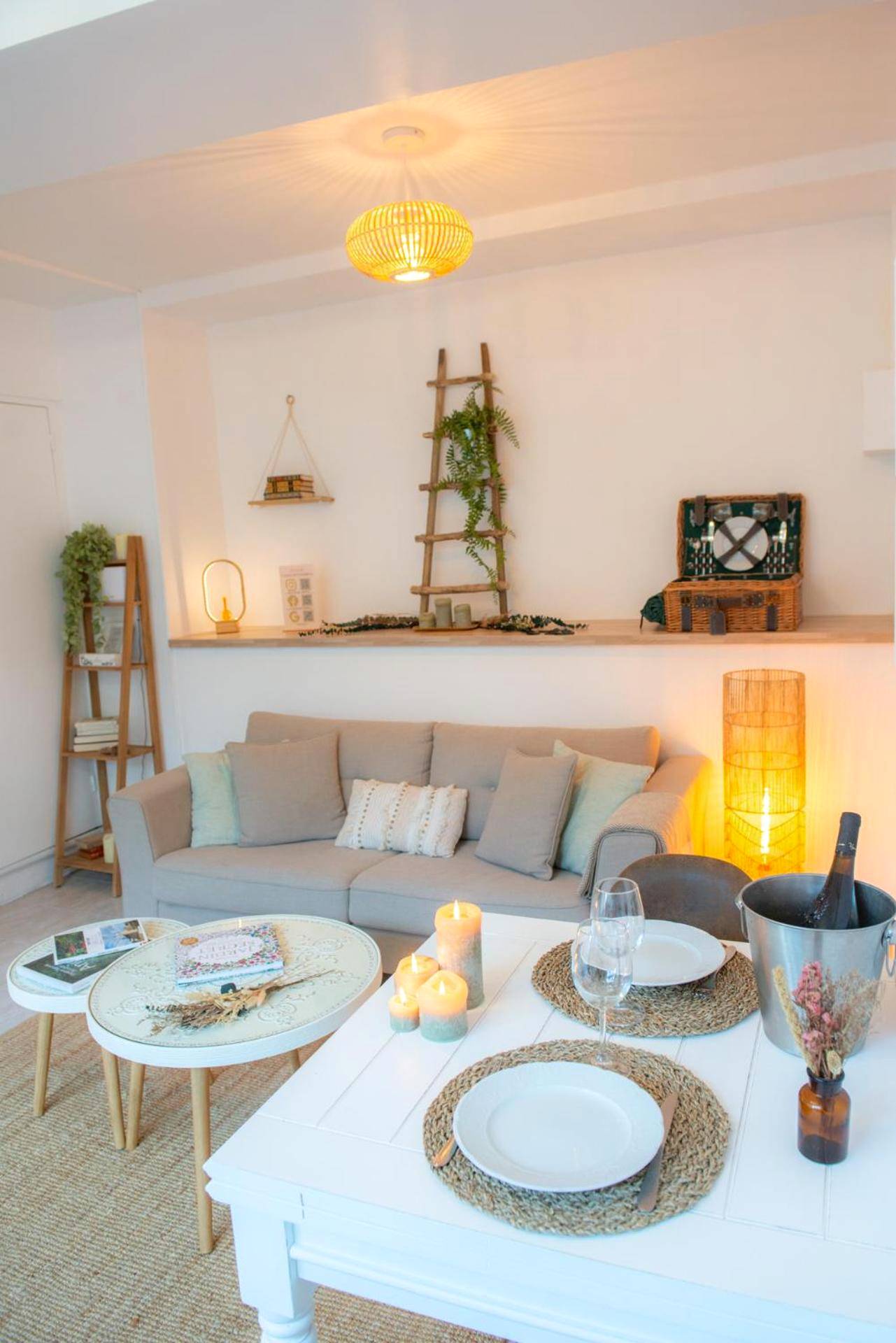 Salon avec canapé et table dressée pour deux - Couvent des Cordelières SPA en supplément