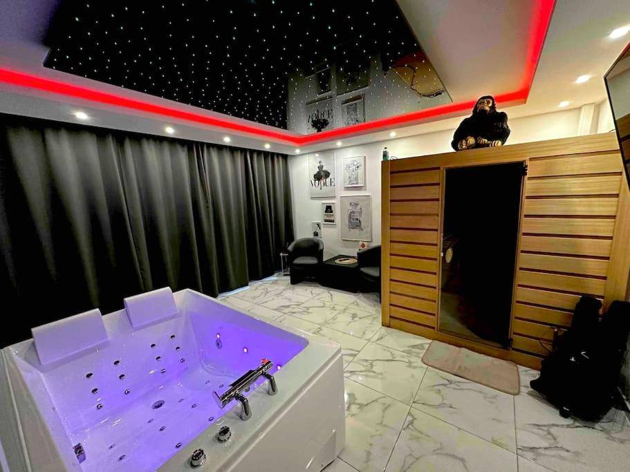 Jacuzzi et sauna avec plafond étoilé - Love Room Schiltigheim - Cozy Rental SPA