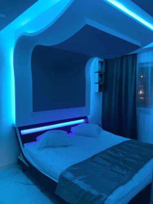 Lit double avec éclairage LED bleu - Cozy Rental SPA