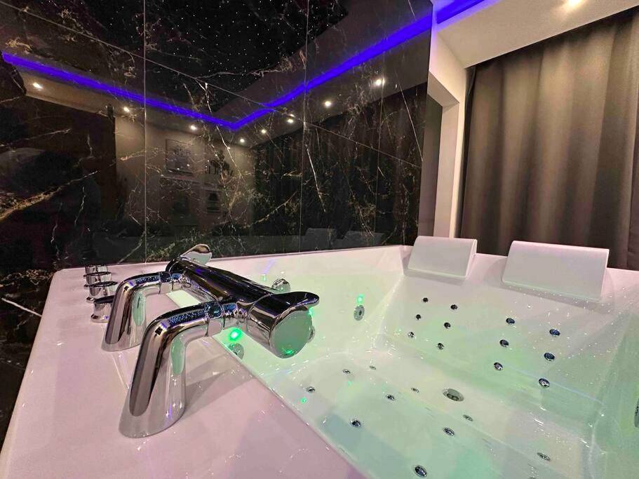 Détail de la robinetterie du jacuzzi - Cozy Rental SPA