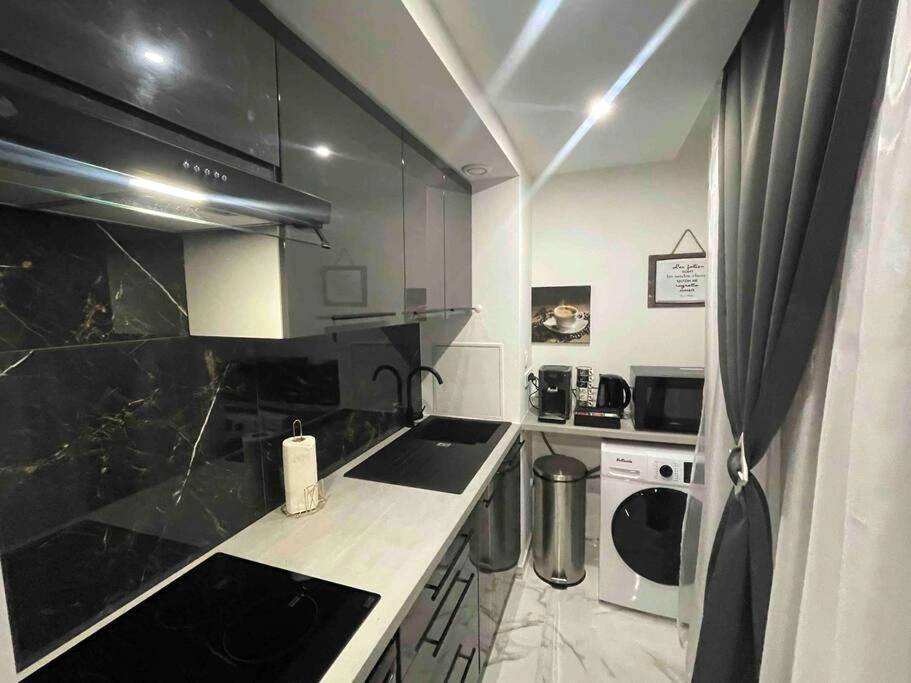 Cuisine équipée moderne et fonctionnelle - Cozy Rental SPA