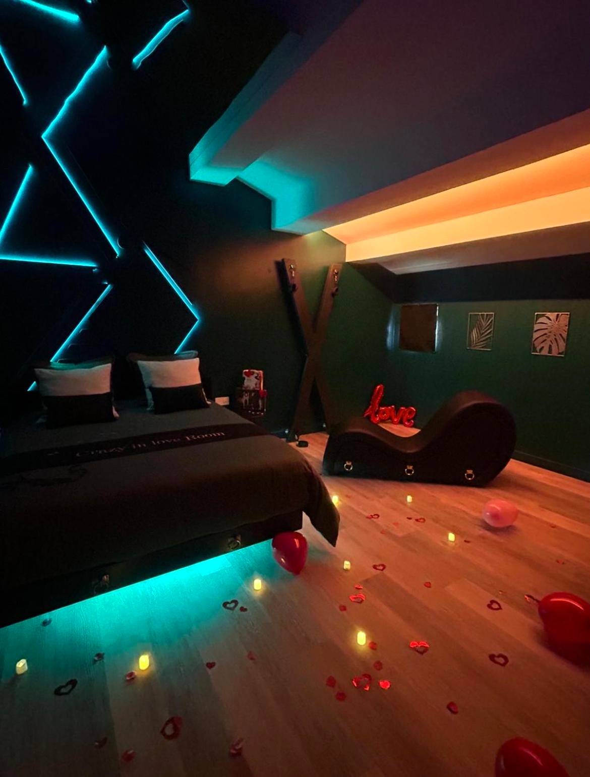 Chambre romantique avec divan tantrique et néons - Love Room Beaucaire - Suite craz'in Love Room, jacuzzi, cinéma, Camargue