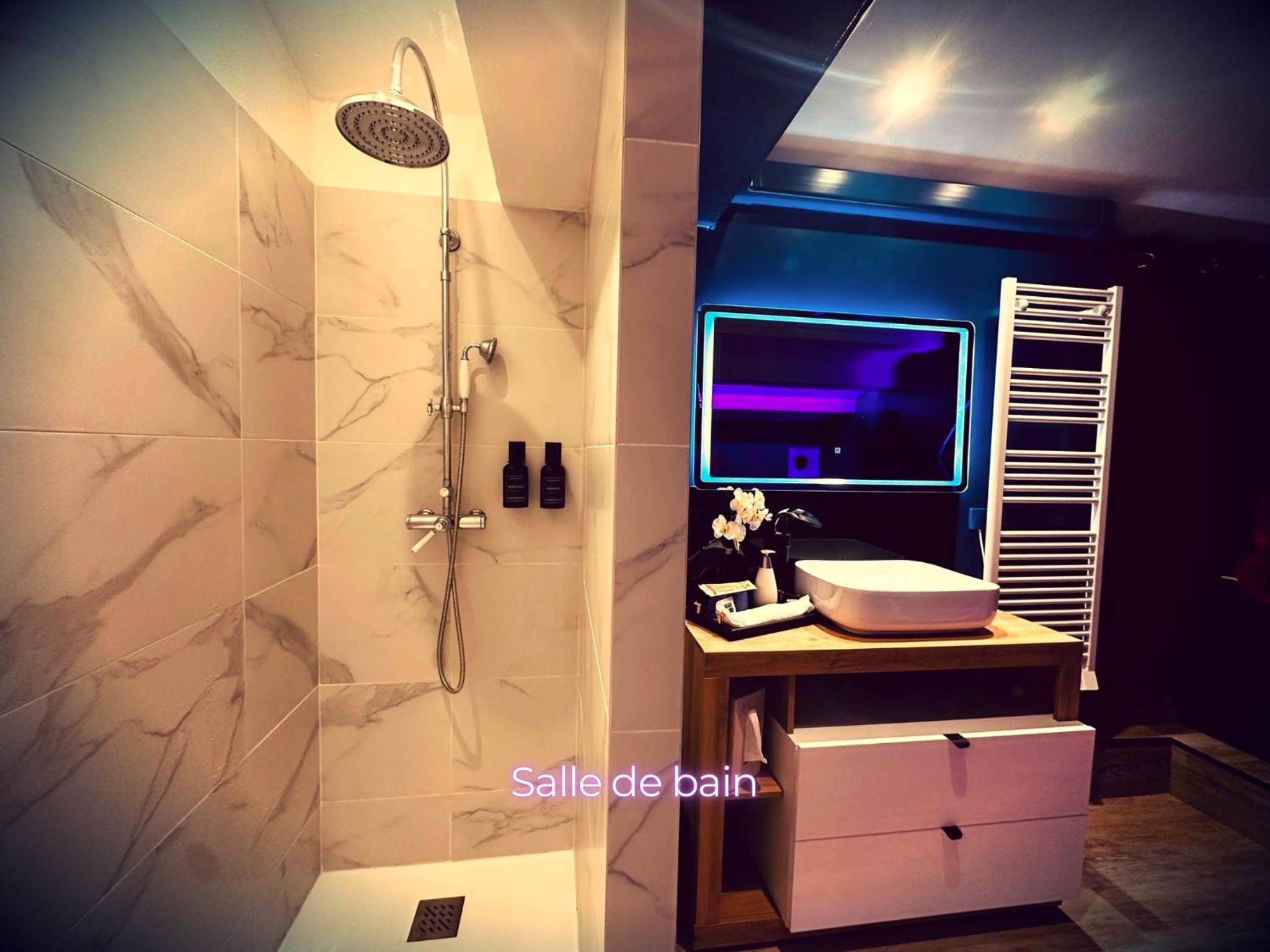 Photo du logement - Suite craz'in Love Room, jacuzzi, cinéma, Camargue