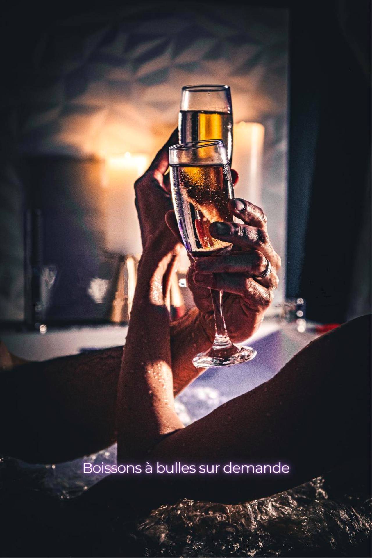 Flûtes de champagne dans un bain bouillonnant - Suite craz'in Love Room, jacuzzi, cinéma, Camargue