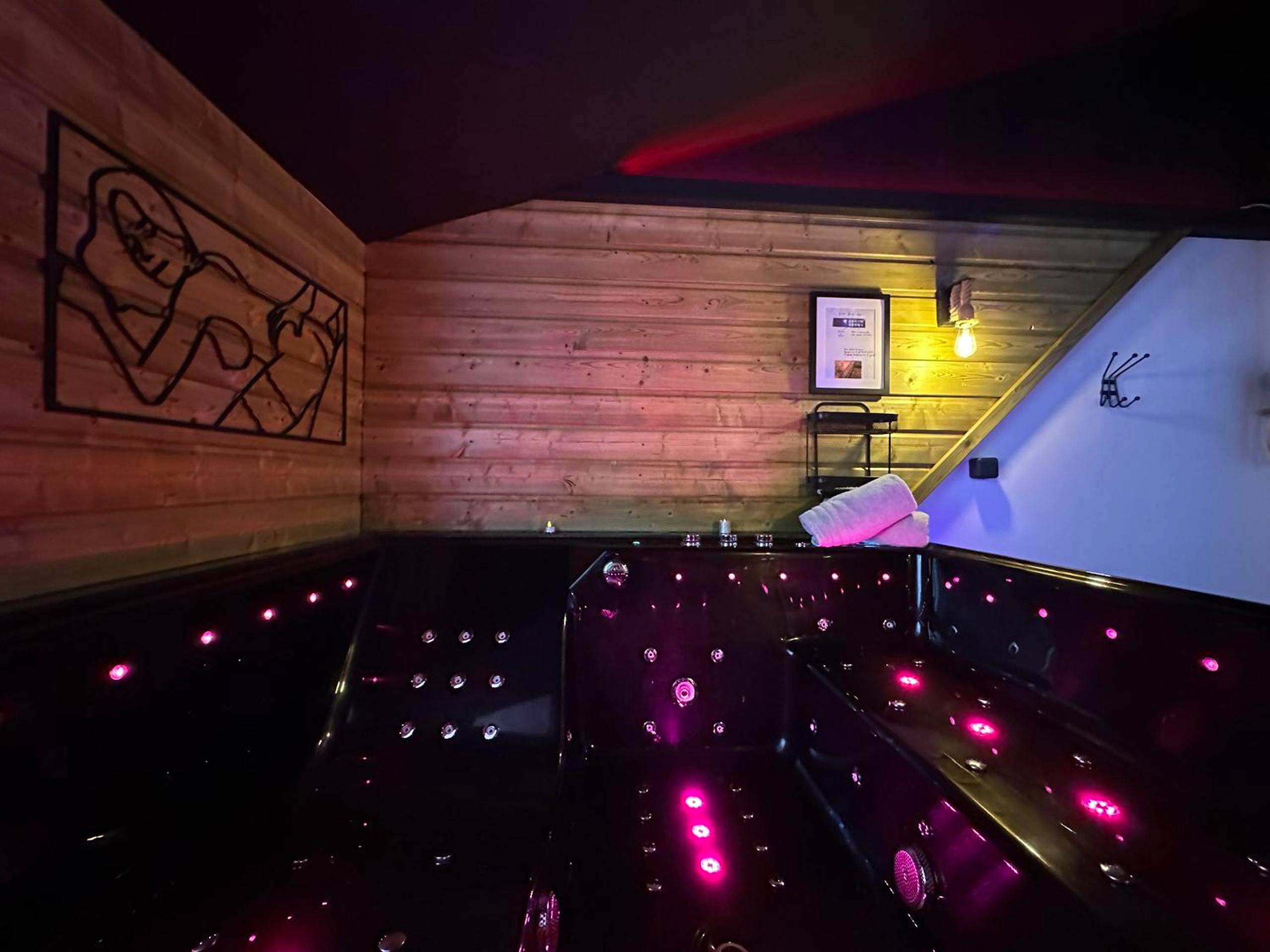 Jacuzzi privatif avec éclairage LED rose - Love Room Bogny - sur - Meuse - Love Room La Crèche Romantique