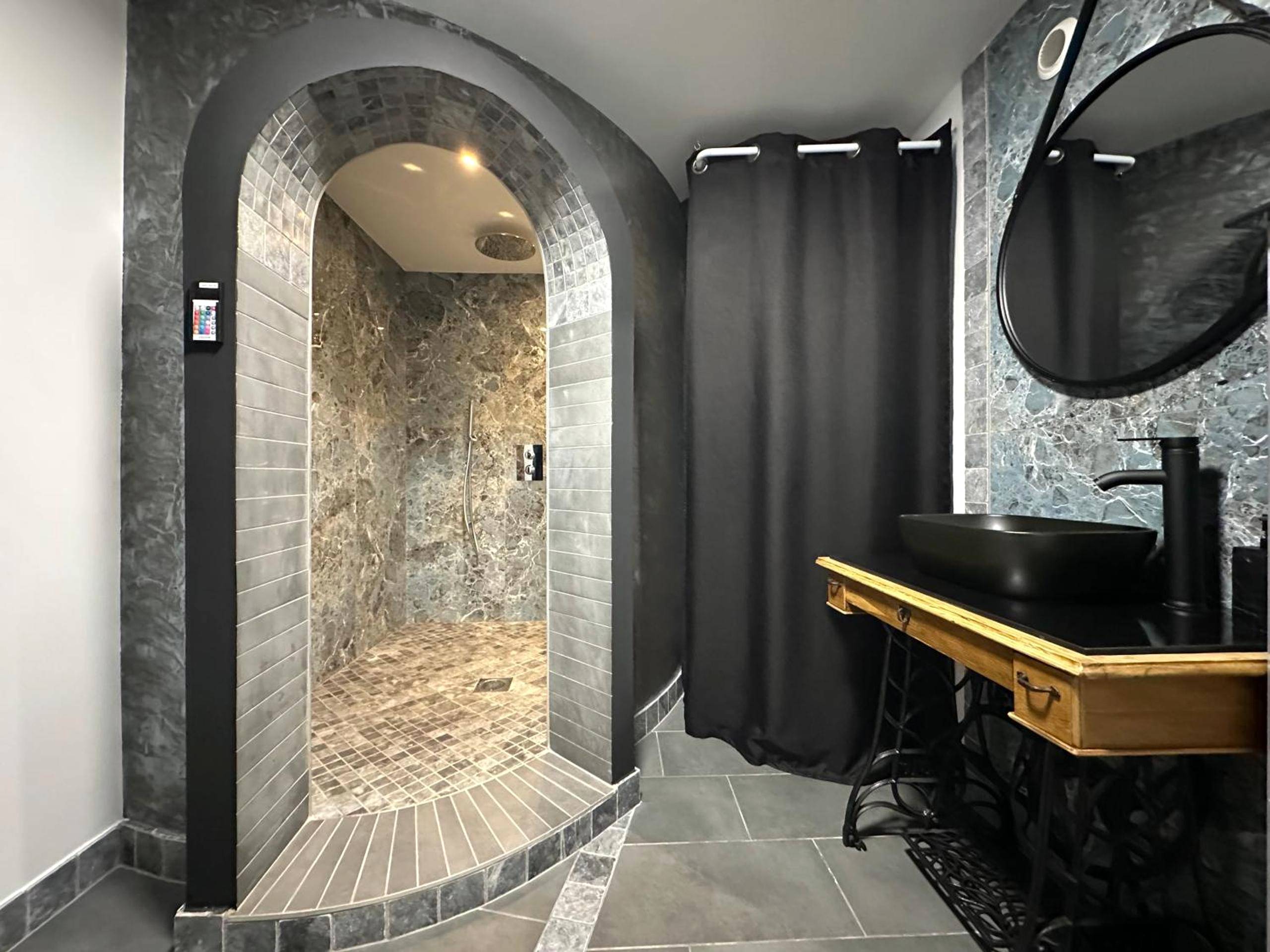Douche à l'italienne et vasque design - Love Room La Crèche Romantique