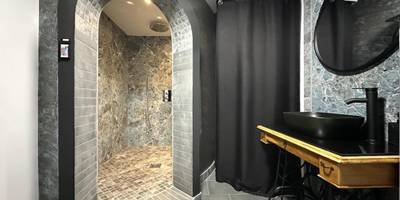 Douche à l'italienne et vasque design - Love Room La Crèche Romantique