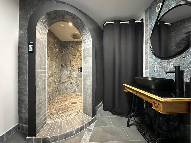 Douche à l'italienne et vasque design - Love Room La Crèche Romantique