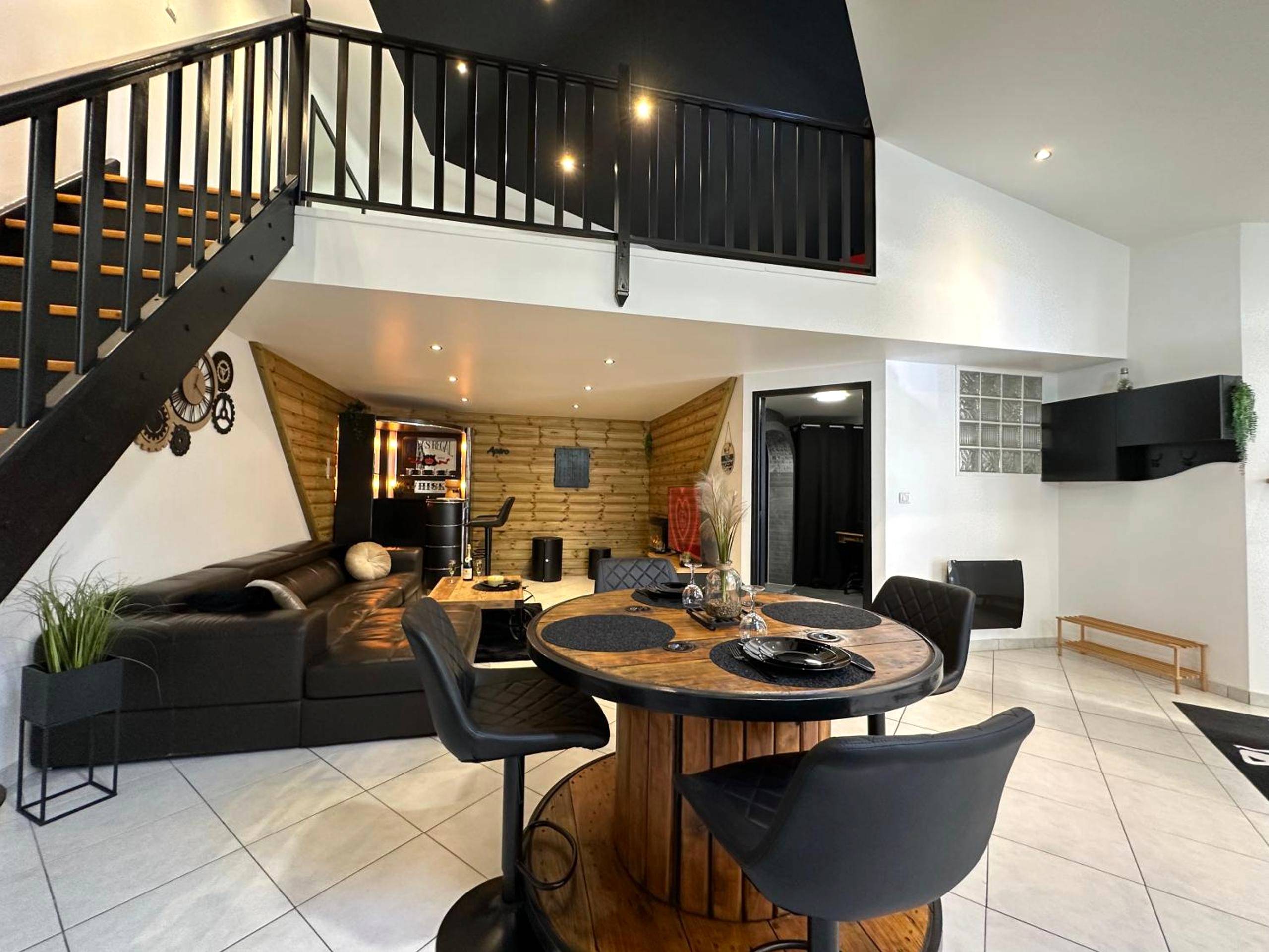 Espace salon et salle à manger en mezzanine - Love Room La Crèche Romantique