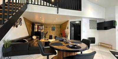 Espace salon et salle à manger en mezzanine - Love Room La Crèche Romantique