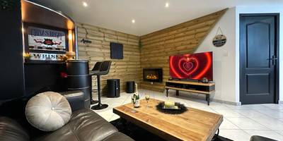 Salon avec cheminée, bar et écran géant - Love Room La Crèche Romantique