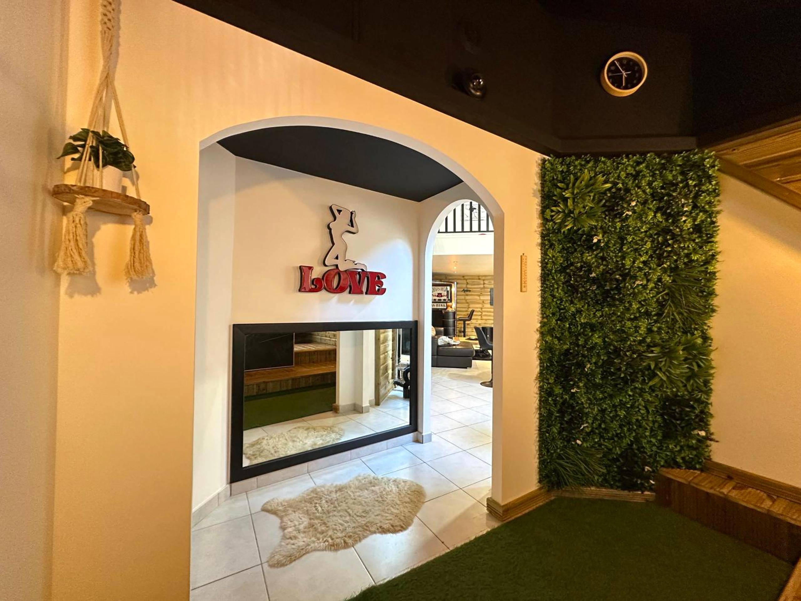 Entrée décorée avec mur végétal et miroir - Love Room La Crèche Romantique