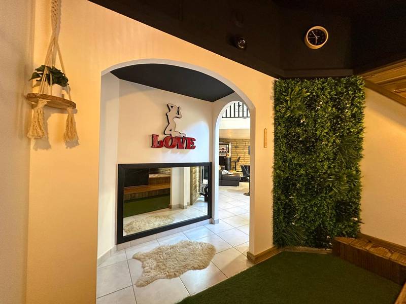 Entrée décorée avec mur végétal et miroir - Love Room La Crèche Romantique