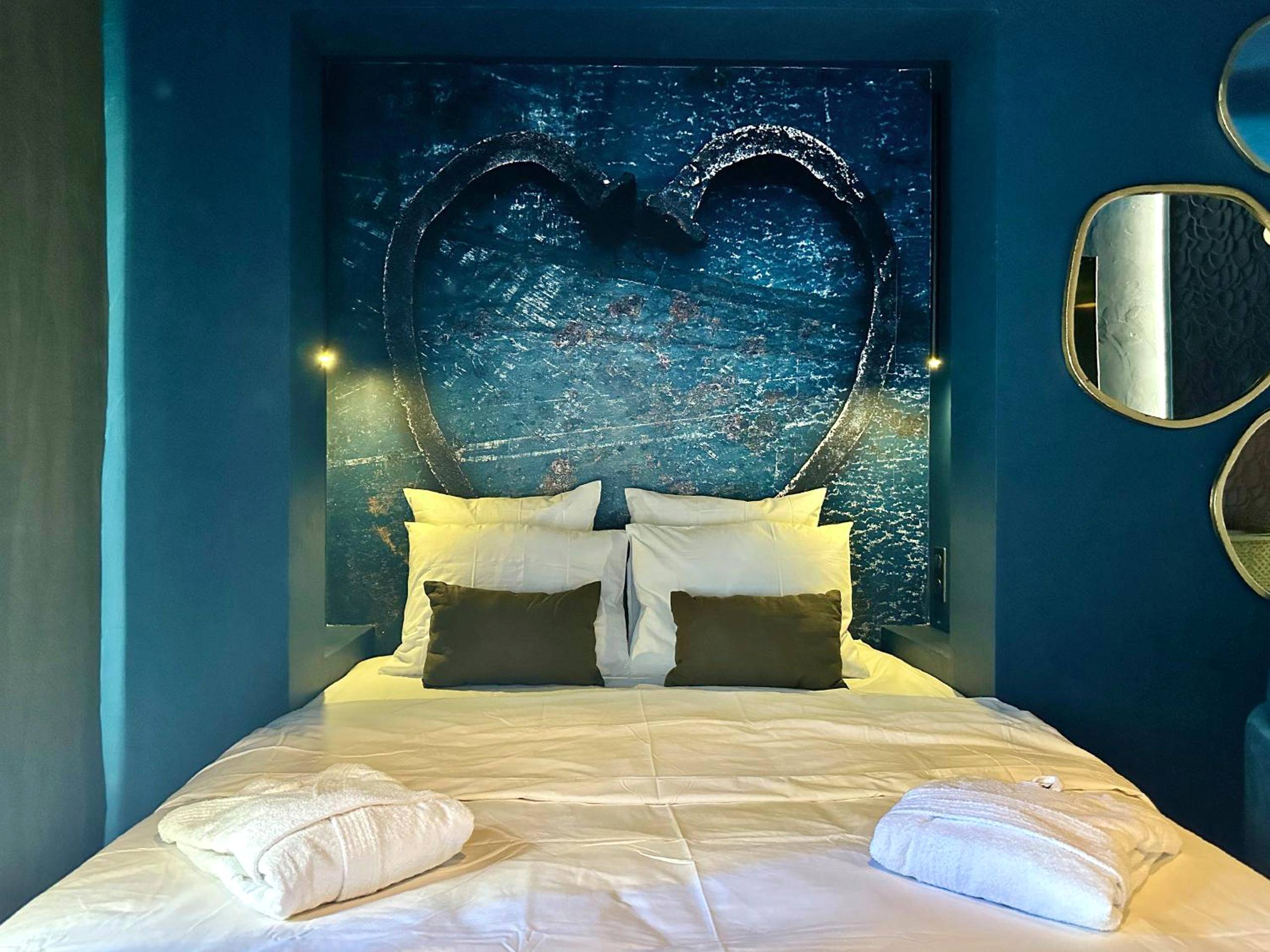 Lit double avec tête de lit cœur et peignoirs - Love Room L'Isle - sur - la - Sorgue - LOVE IN L'ISLE/SORGUE Le crépuscule